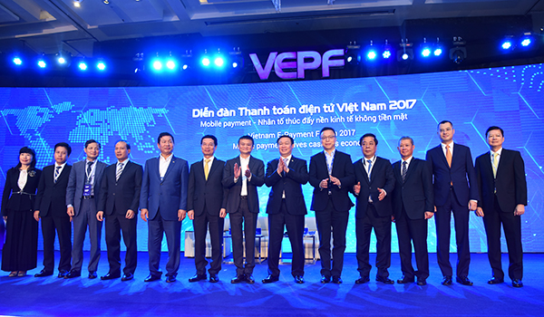Phó Thủ tướng Vương Đình Huệ chụp ảnh lưu niệm với tỷ phú Jack Ma và các đại biểu tham dự Diễn đàn
