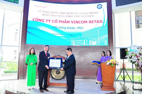 Ông Nguyễn Vũ Quang Trung – Phó Tổng giám đốc điều hành Sở giao dịch chứng khoán Thành phố Hồ Chí Minh (bên phải) trao quyết định niêm yết cho đại diện Vincom Retail.
