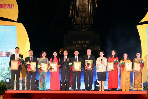 Đại diện Tập đoàn Tân Á Đại Thành (thứ 3 từ phải sang) nhận danh hiệu Top 1 “Hàng Việt Nam được người tiêu dùng yêu thích năm 2017”.