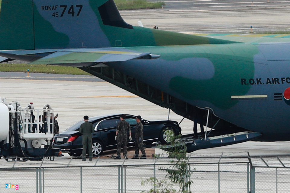 Khoảng 12h30 trưa 7/11, máy bay C-130 của Không quân Hàn Quốc đáp xuống Đà Nẵng, mang theo một chiếc Mercedes-Benz S600 Maybach Guard của Tổng thống Moon Jae-In. Ảnh: Tiến Tuấn - Hải An.
