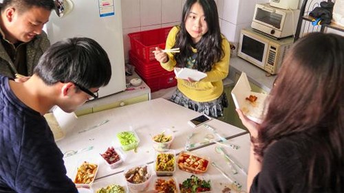 Các nhân viên xếp máy tính sát cạnh nhau, ăn uống tại căn bếp nhỏ xíu mà Jack Ma cùng vợ từng chuẩn bị đồ ăn.