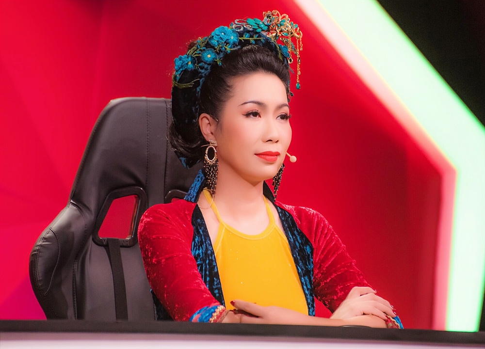 Á hậu Trịnh Kim Chi diện áo tứ thân ngồi ghế nóng