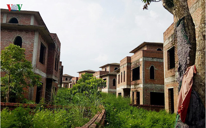 Tại Hà Nội trong thời gian qua có rất nhiều khu biệt thự sang trọng có giá trị lên đến mấy chục tỷ/căn bị bỏ hoang, biến thành nơi ở 