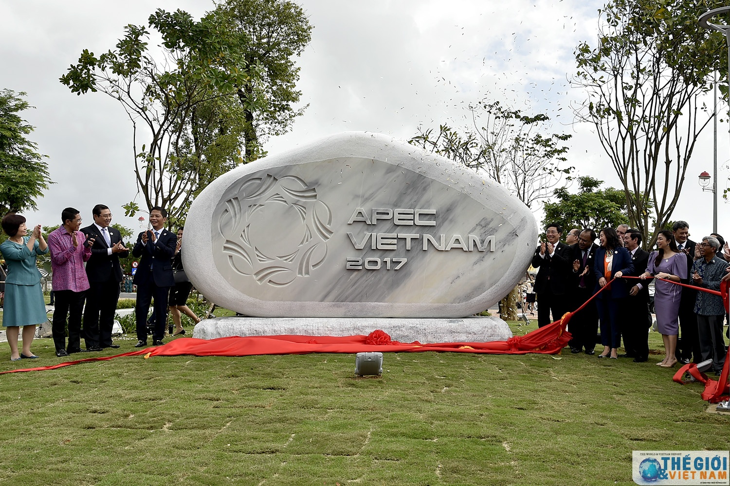 Phó Thủ tướng, Bộ trưởng Ngoại giao Phạm Bình Minh và các đại biểu khai trương Công viên APEC. (Ảnh: TG&VN)