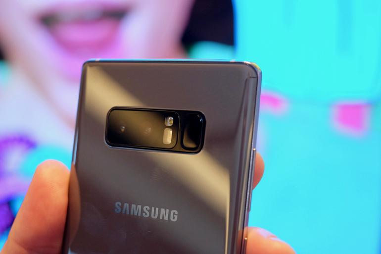 Samsung Galaxy Note 8 hiện đã được phát hành ra tất cả các thị trường trọng điểm của thế giới mức giá từ 930 đến 960 USD,kèm theo đó là một số phụ kiện quà tặng từ Samsung như máy ảnh Gear 360 hoặc thẻ nhớ microSD và bộ sạc nhanh không dây. Theo đánh giá của nhiều trang công nghệ uy tín như Jason Cipriani, Note 8 đạt điểm 9 trên thang điểm 10.