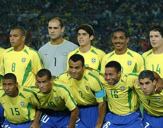 4 năm sau Kaka cùng Brazil vô địch World Cup 2002