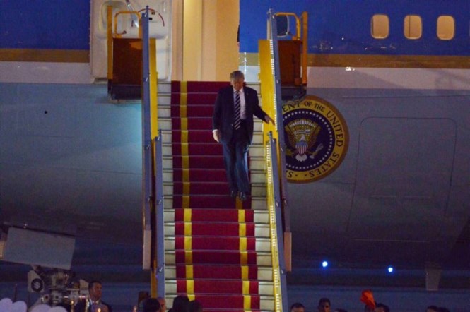 Tổng thống Trump bước xuống thang máy bay. Ảnh: Công Duy/TP