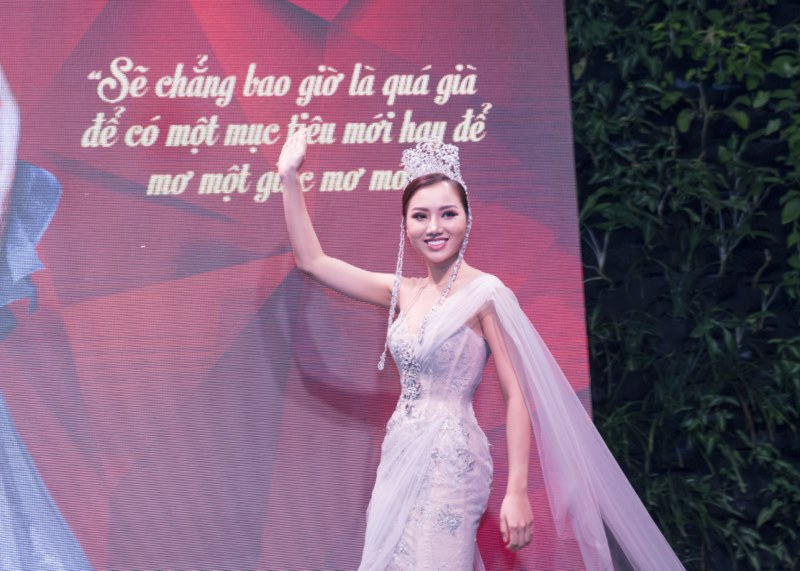 Hoa hậu Hoàng Thu Thảo mặc bộ váy dạ hội lộng lẫy khoe nhan sắc rạng rỡ của NTK Phạm Đăng Anh Thư. 