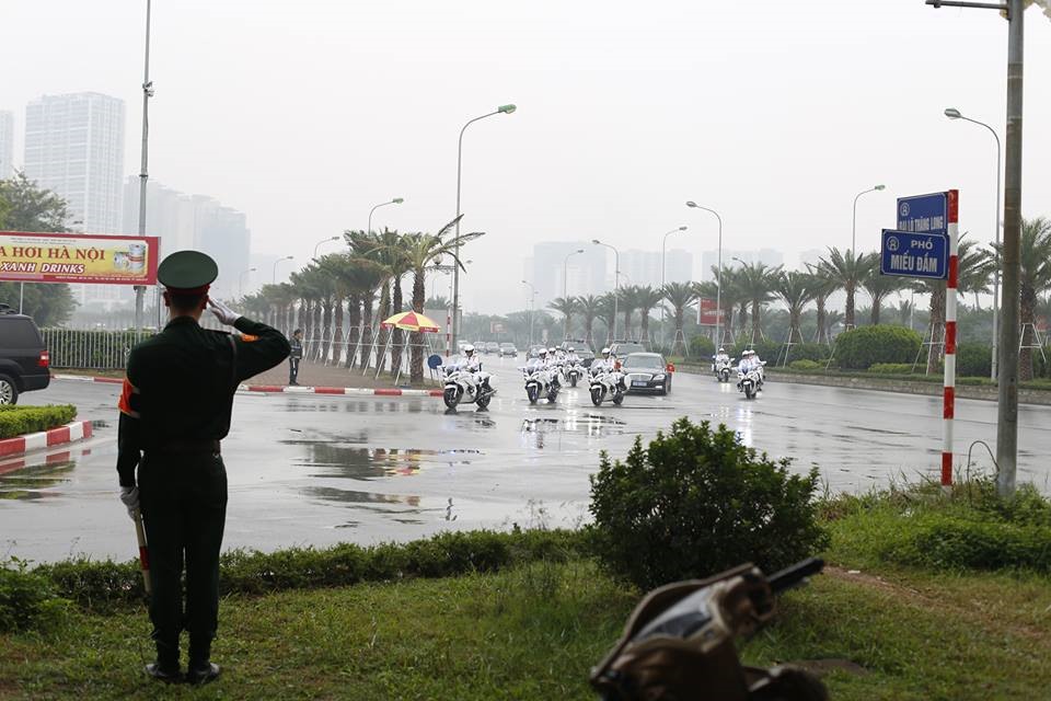 Khoảng hơn 12h ngày 12.11, đoàn xe chở Tổng Bí thư, Chủ tịch Trung Quốc Tập Cận Bình đi qua Đại lộ Thăng Long để về khách sạn Marriott ở quận Nam Từ Liêm.