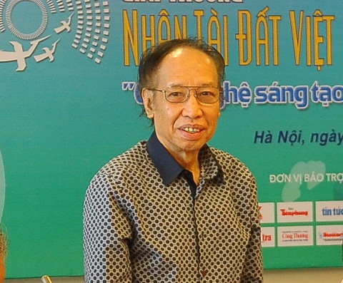Ông Phạm Huy Hoàn - Trưởng ban tổ chức Giải thưởng phát biểu trước Hội đồng Giám khảo Chung khảo.