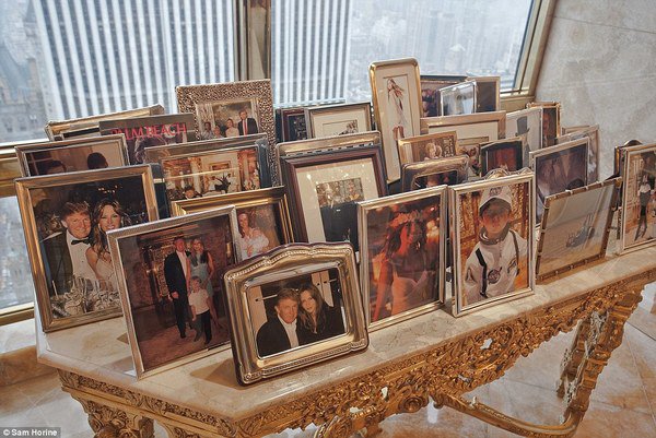 Một góc nhỏ trong căn hộ được trang trọng dành riêng để trưng bày những bức ảnh của gia đình