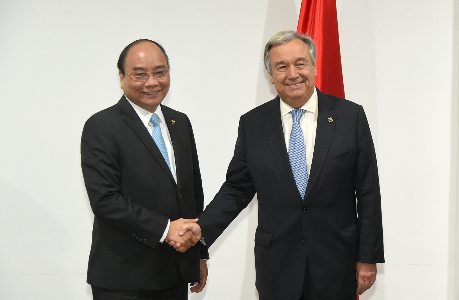 Thủ tướng Nguyễn Xuân Phúc gặp Tổng thư ký LHQ Antonio Guterres. Ảnh: VGP