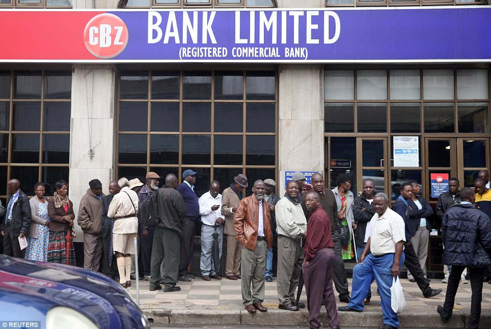 Người dân Zimbabwe lo sợ tình trạng chính trị bất ổn đã ồ ạt đến các ngân hàng rút tiền