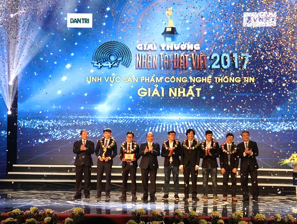 Ông Nguyễn Xuân Phúc - Uỷ viên Bộ Chính trị, Thủ tướng Chính phủ và ông Trương Minh Tuấn - Bộ trưởng Bộ TT&TT và ông Trần Mạnh Hùng - Chủ tịch Hội đồng thành viên VNPT lên trao giải Nhất duy nhất trong lĩnh vực CNTT.