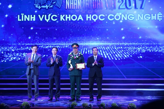 Trưởng ban Tuyên giáo trung ương Võ Văn Thưởng trao kỷ niệm chương cho thí sinh lĩnh vực khoa học công nghệ