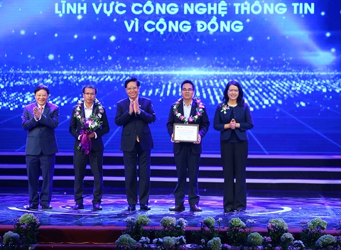 Ông Nguyễn Việt Tiến - Thứ trưởng Bộ Y tế; Ông Nguyễn Trọng Điều - Phó Chủ tịch Hội Khuyến học VN và Bà Nguyễn Thị Phượng - Phó Tổng Giám đốc ngân hàng Nông nghiệp và Phát triển Nông thôn Việt Nam trao giải “Vì sự phát triển cộng đồng”.