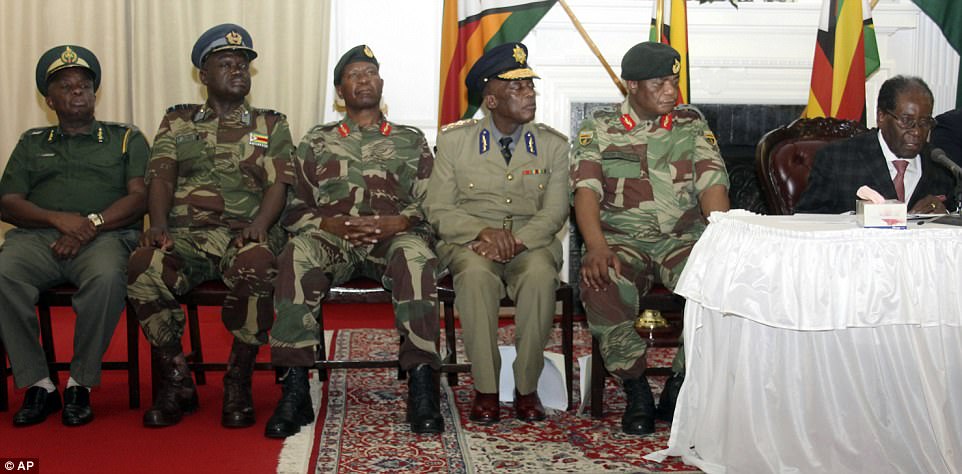 Bên cạnh ông Mugabe là một loạt tướng lĩnh quân sự cấp cao của Zimbabwe