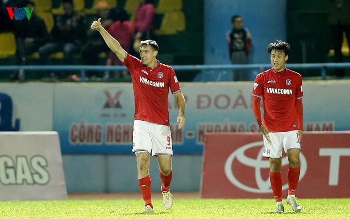 Một mình Dyachenko ghi tới 4 bàn. Khá khó hiểu khi hàng thủ Hà Nội FC tỏ ra lơi lỏng, không kèm chặt chân sút này.