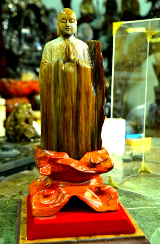 Theo anh Trương Quốc Bảo (328 Thượng Đình, Nguyễn Trãi, Thanh Xuân, Hà Nội), pho tượng gỗ hóa ngọc được làm từ loại gỗ quý - loại gỗ bị chôn vùi trong nham thạch hoặc trong lòng đất hàng triệu năm.