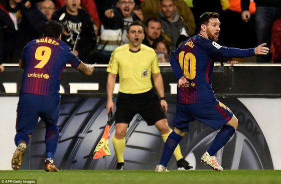 Messi phản đối quyết liệt quyết định của trọng tài nhưng bất thành!