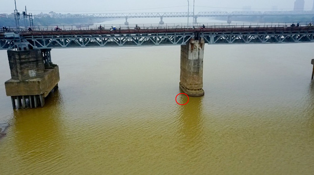 Hà Nội cấm tàu bè, phương tiện qua cầu Long Biên để trục vớt bom
