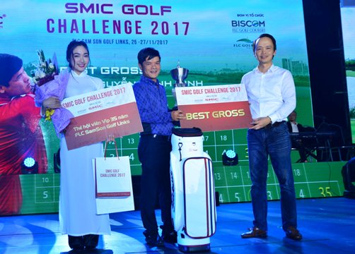 Ông Trịnh Văn Quyết - Chủ tịch HĐQT Công ty CP Tập đoàn FLC – CT  trao giải thưởng danh giá này cho golfer Nguyễn Mạnh Minh.