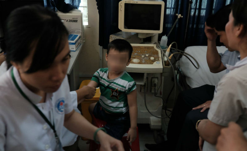 Trẻ được đưa tới bệnh viện thăm khám sức khỏe