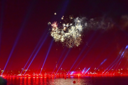 Màn trình diễn laser và pháo hoa ấn tượng trên hồ Harmony ở phần cuối đêm nhạc hội. Đây là món quà đặc biệt dành tặng cho hơn 1.350 khách mời