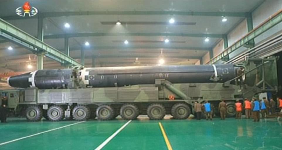Cận cảnh hình dáng và kích thước của tên lửa Hwasong-15 - loại vũ khí đang khiến Mỹ và đồng minh đặc biệt quan ngại