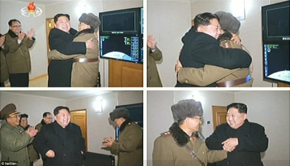 Hình ảnh ăn mừng của ông Kim Jong Un với các quan chức Triều Tiên