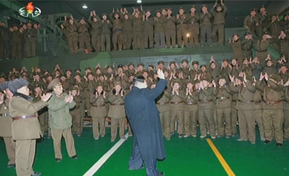 Chủ tịch Kim Jong Un gặp gỡ đội ngũ đứng đằng sau vụ phóng tên lửa thành công ngày hôm qua