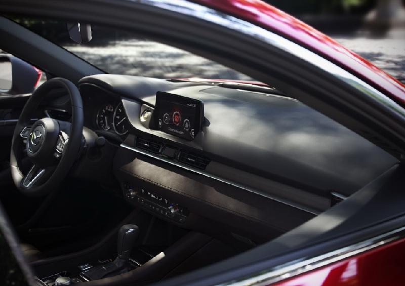 Bên trong nội thất, Mazda6 2018 thừa hưởng nhiều nét thiết kế của Vision Coupe.