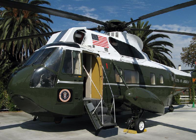 Từ năm 1957, Phi đội Một Trực thăng Thủy quân Lục chiến Mỹ (HMX-1) đã được tin tưởng giao phó nhiệm vụ đưa đón tổng thống Mỹ đến các nơi nhanh chóng và an toàn bằng trực thăng Marine One. Phi đội Marine One hiện biên chế các trực thăng VH-3D Sea King và VH-60N White Hawk để thực hiện trọng trách này. Ảnh: 