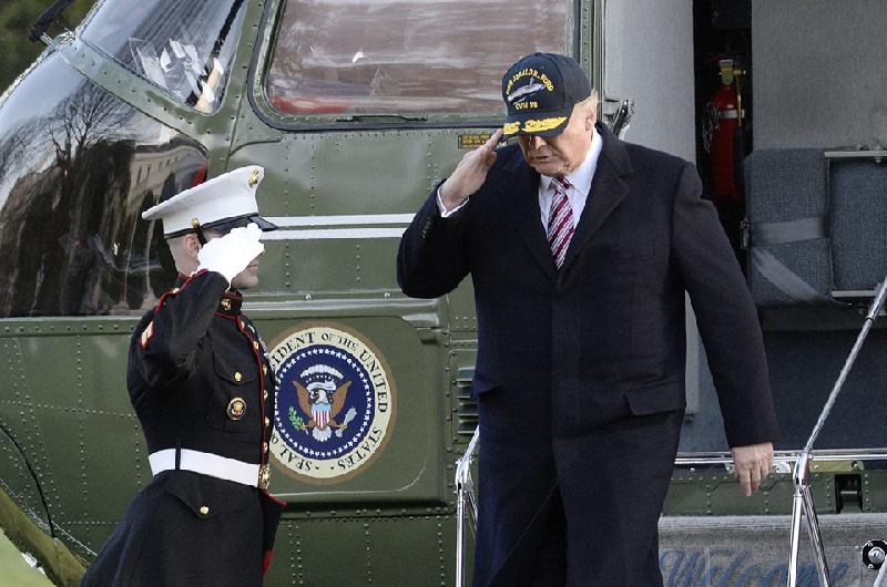 Luôn có một sĩ quan Thủy quân lục chiến đứng chào Tổng thống Mỹ ở cửa lên xuống ở bất kỳ đâu Marine One cất, hạ cánh. Ảnh: 