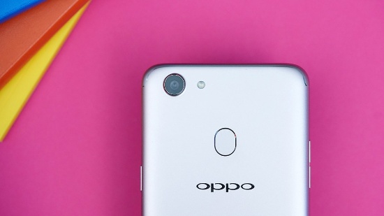 Camera chính ở mặt sau của Oppo F5 và Vivo V7 đều có độ phân giải 16 megapixel, nhưng khẩu độ là f/1.8 và f/2.0 tương ứng. Điều đó có nghĩa camera chính của Oppo F5 sẽ cho chất lượng ảnh chụp trong điều kiện thiếu sáng tốt hơn.