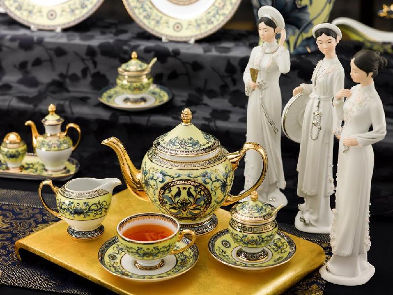 Bộ trà hoàng gia là một nét công phu mới của các nghệ nhân gốm sứ Minh Long. Sử dụng họa tiết hoa sen nền nã trên nền men vàng quý tộc, trang nhã, là một trong những thiết kế cao cấp, thuộc dãy sản phẩm quyền quý nhất của nhà sản xuất.