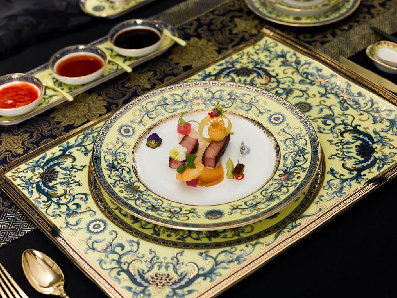 Các loại đĩa nhiều kích cỡ khác nhau được thiết kế theo hai lối Âu và Á kết hợp, tạo nên vẻ đẹp hoàn chỉnh cho bộ đồ ăn phục vụ các nhà lãnh đạo tham dự Gala Dinner APEC 2017