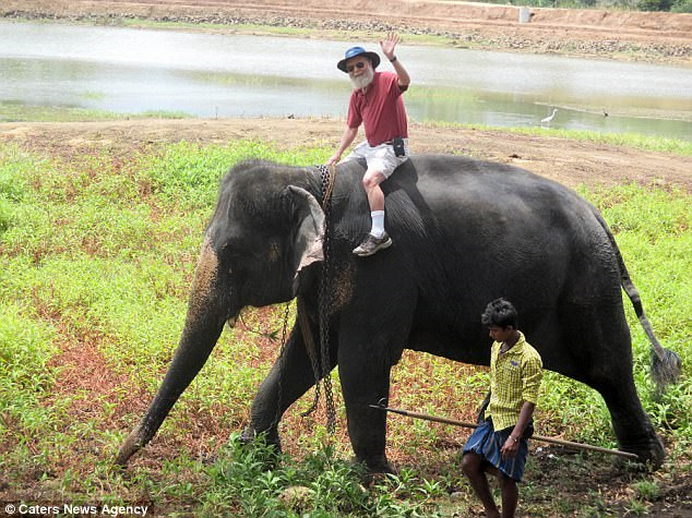 Don Parrish cưỡi voi ở Srilanka. Ảnh: Caters News Agency.