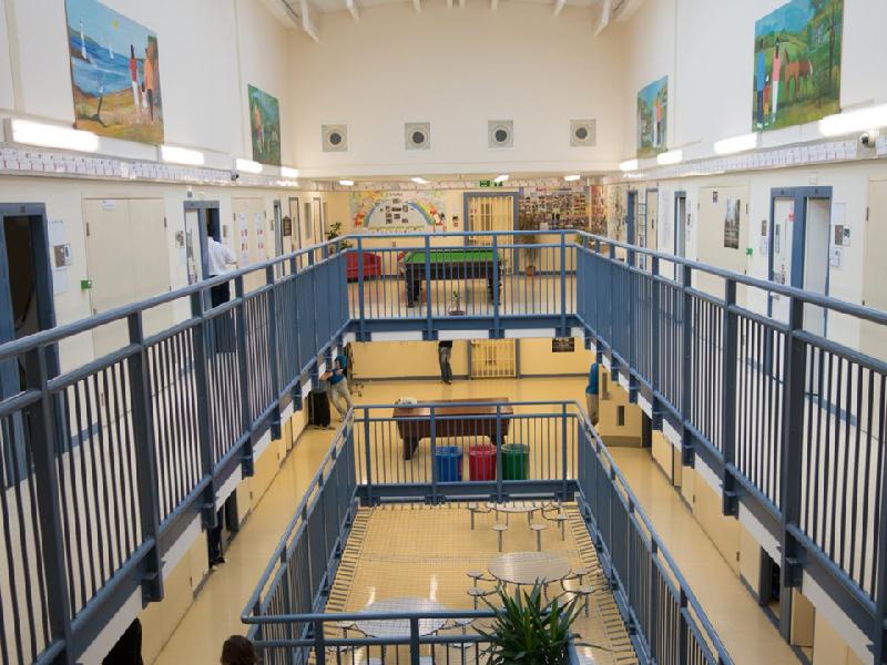 Nếu không phải vì có những cánh cửa khóa chặt, nhà tù Nữ hoàng ở xứ Wales hoàn toàn có thể được chuyển giao cho một trường công. Nơi đây có rất nhiều lớp học khác nhau, một phòng tập gym, các bàn chơi billiard và bóng bàn. Ảnh: Channel 4.