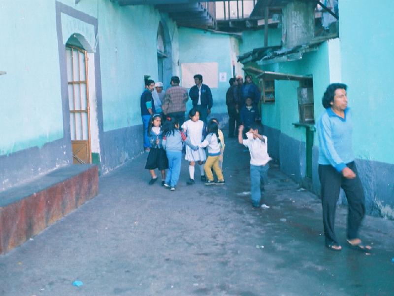 Nhà tù San Pedro ở La Paz, Bolivia, được biết đến như là một thành phố thu nhỏ cho khoảng 3.000 tù nhân và người thân của họ trong suốt 20 năm qua. Các tù nhân có luật riêng trong khi lực lượng chính phủ canh gác bên ngoài để không ai có thể trốn thoát. Những người ghé thăm được sắp xếp ở tại khách sạn trong nhà tù. Ảnh: Wikimedia Commons.