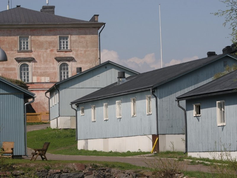 Tại Phần Lan, nhà tù Suomenlinna hoàn toàn không có hàng rào kẽm gai bao bọc để ngăn tù nhân vượt ngục. Thay vào đó, nhà tù dựng lên hàng rào nhỏ bằng cọc gỗ nên được gọi là 