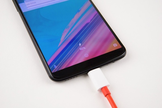 Pin: Khá ngạc nhiên khi cả OnePlus 5 và OnePlus 5T đều đi kèm viên pin dung lượng 3.300 mAh hỗ trợ công nghệ sạc nhanh Dash Charging qua cổng USB-C với khả năng sạc đầy pin chỉ trong 30 phút.