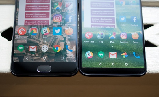Để dành không gian hiển thị cho màn hình, OnePlus đã phải di chuyển cảm biến dấu vân tay tích hợp vào phím cứng home ở mặt trước trên OnePlus 5 ra mặt sau của OnePlus 5T, tương tự các mẫu smartphone không viền khác hiện nay. 