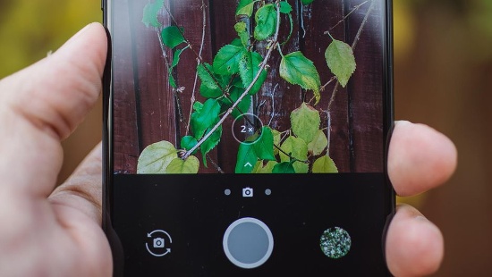 Bên cạnh đó, OnePlus cũng đã tích hợp công nghệ Intelligent Pixel vào camera thứ hai của OnePlus 5T, sẽ gộp 4 pixel thành 1 nhằm tăng chất lượng ảnh khi chụp trong môi trường ánh sáng yếu.