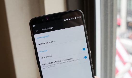 Các tính năng: OnePlus 5T đi kèm với các tính năng mới mà người tiền nhiệm đã bỏ lỡ. Ngoài trải nghiệm xem tốt hơn với màn hình không viền, OnePlus 5T còn trang bị công nghệ mở khóa bằng khuôn mặt Face Unlock, hoạt động tương tự như Face ID trên iPhone X. 