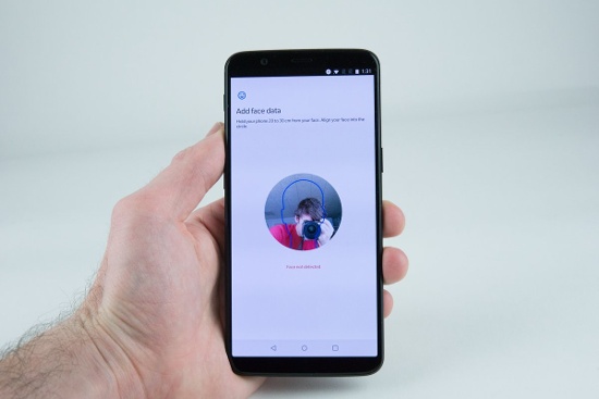 OnePlus tuyên bố rằng Face Unlock có thời gian mở khóa chỉ 0,4 giây. OnePlus cũng sắp ra với một bộ ứng dụng OnePlus Switch nhằm chuyển dữ liệu sang các thiết bị OnePlus khác nhau. 