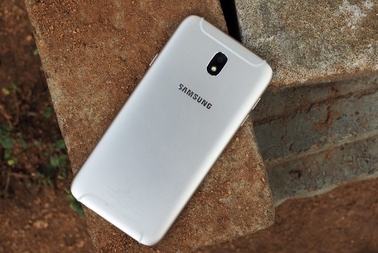 Samsung Galaxy J7 Pro sở hữu thiết kế kim loại nguyên khối với mặt trước là kính 2,5D, mặt lưng khá lạ và trẻ trung với các cạnh bo tròn, kết hợp với độ mỏng chỉ 7.7mm mang đến cảm giác cầm tay thoải mái kể cả khi sử dụng lâu. 