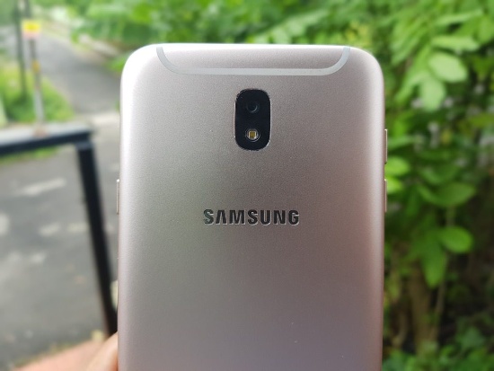 Khả năng chụp ảnh thiếu sáng là điểm mạnh của Galaxy J7 Pro so với các đối thủ trong cùng phân khúc, thiết bị được Samsung ưu ái trang bị camera chính độ phân giải 13 megapixel với khẩu độ f/1.7chỉ có trên Galaxy S8.  