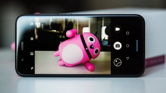 Cụm camera kép trước sau trên Huawei Nova 2i đều cho phép điều chỉnh độ xóa phông cả trong và sau khi chụp, chụp trước lấy nét sau. Đây là tính năng hiếm thiết bị tầm trung nào có được. 