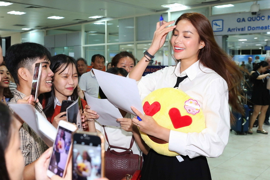 Nhiều khán giả Nha Trang sẵn sàng chờ đợi ở sân bay từ sớm để được gặp, chụp ảnh lưu niệm cùng Hoa hậu và xin chữ ký.
